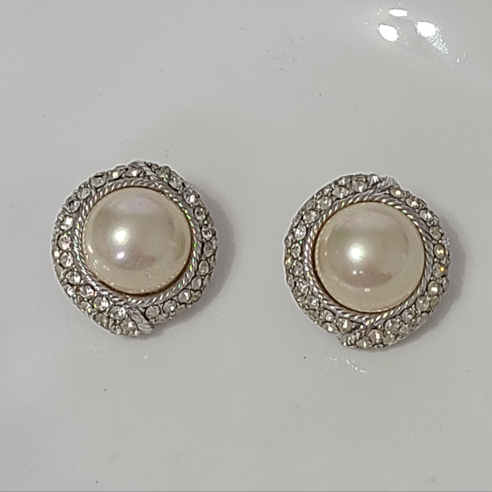 Vintage CINER Silver Tone Luxury Pearl Rhinestone Round Clip-On Stud Earrings